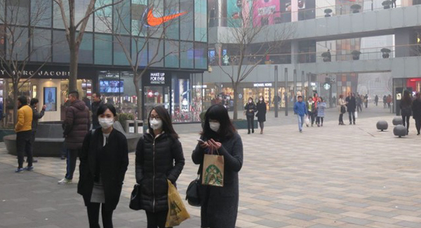 People using pollution mask