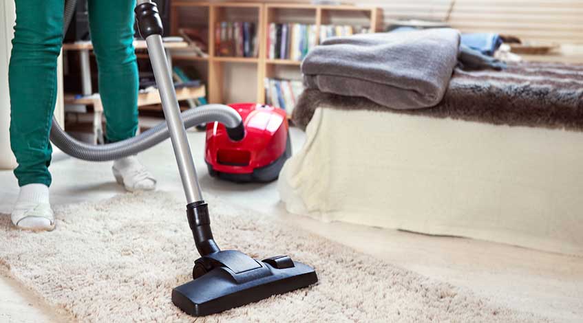 use a vacuum cleaner to clean the bathrom