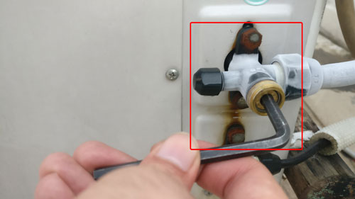 unscrewing bolt for ac gas refilling