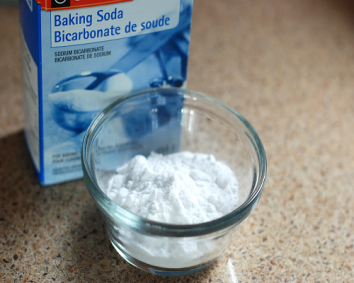 Cleaning the Toilet Bowl Using Baking Soda with Vinegar