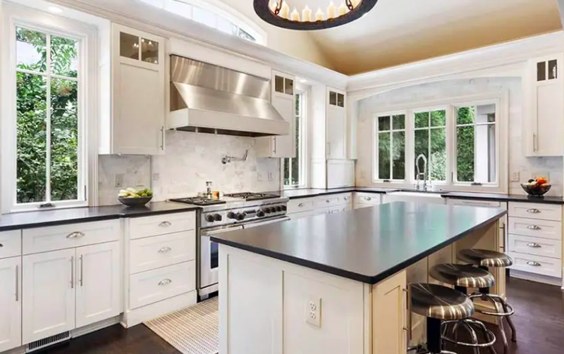White Cabinets Black Countertops, What Color Flooring Goes With White Cabinets And Black Countertops