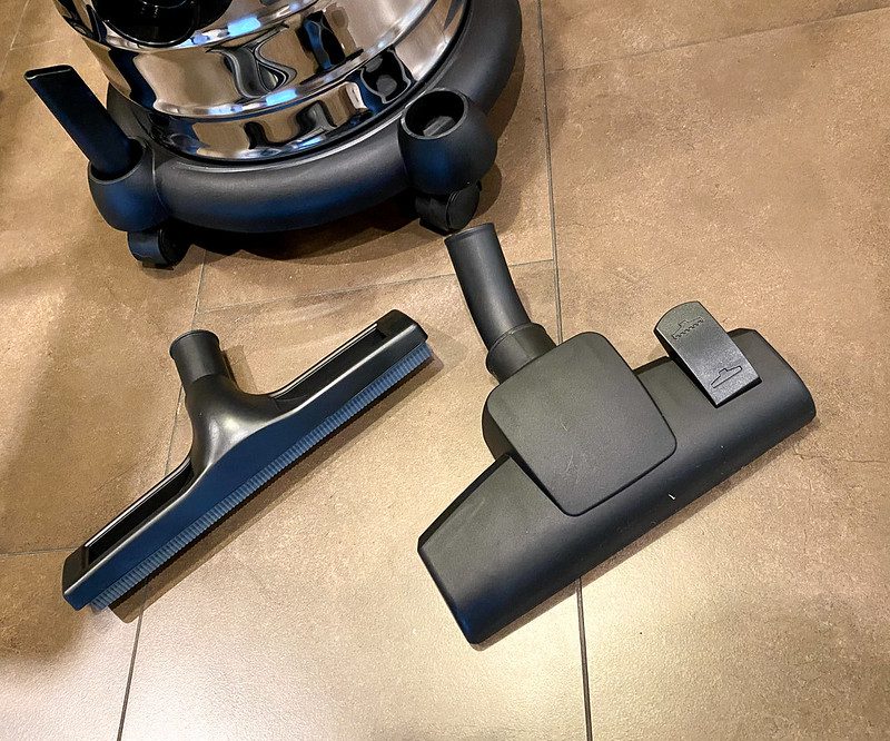 vacuum cleaner with accessories