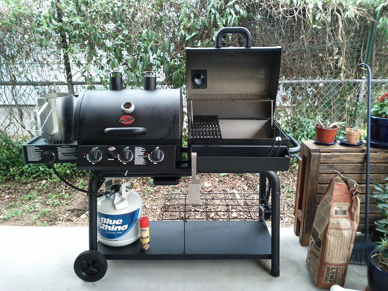 Gas barbecue with fuel tank