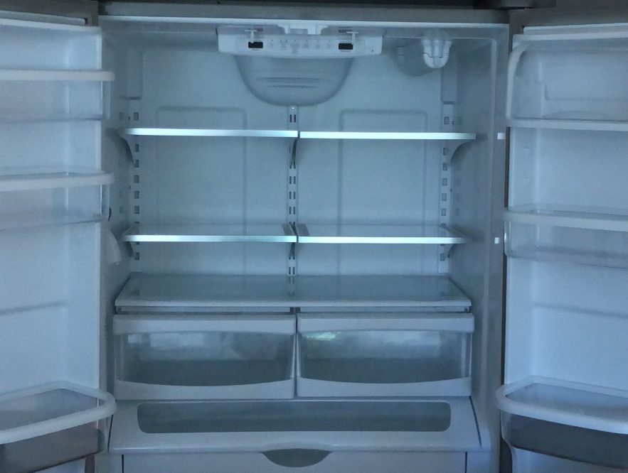 How can I tell if the light in my refrigerator goes off or not when I close  the door?